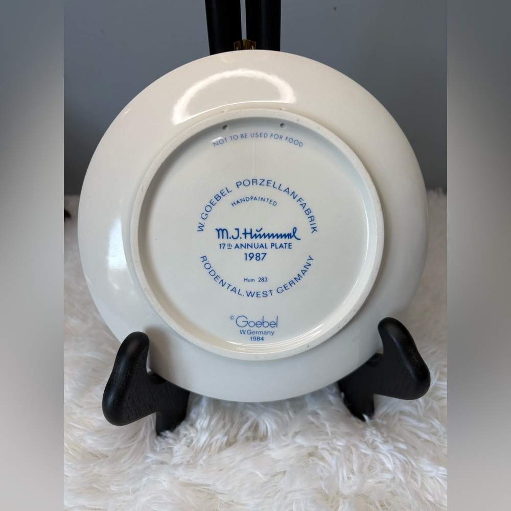 Vintage 1987 M.J Hummel "Feeding Time" Collectors Plate - Number HUM283 - Picture 2 of 4